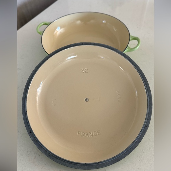 Le Creuset Round Lime Green Cast Iron Dutch Oven - Picture 2 of 5